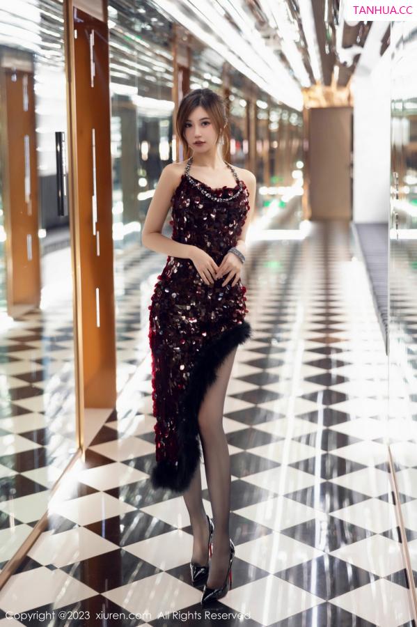 綺裡嘉 绮里嘉 [XiuRen]高清写真图 2023.11.17 No.7679 绮里嘉ula 长裙美腿第2张图片